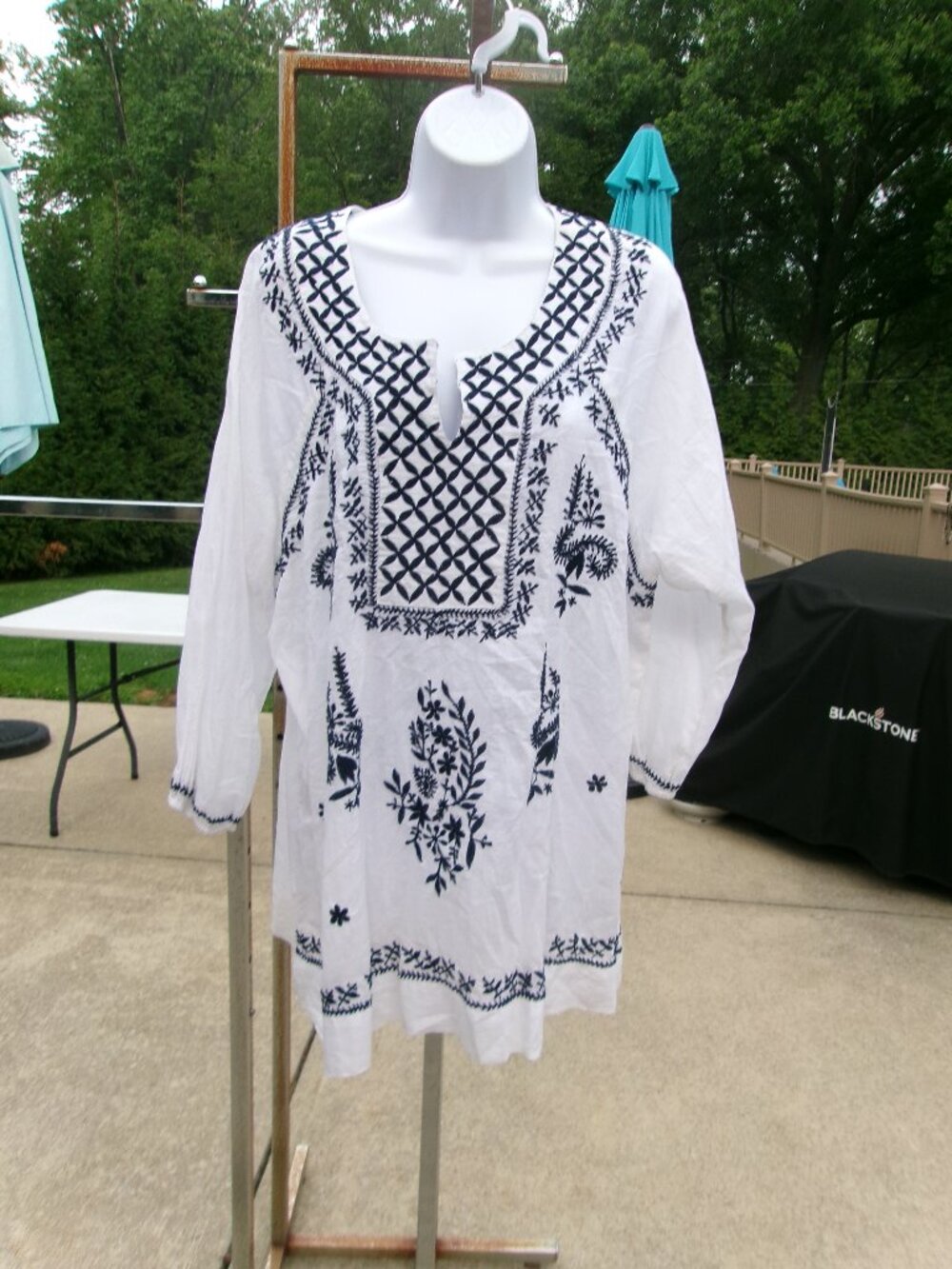 NWT SOLITARE WHITE&NAVY EMB TUNIC 1X